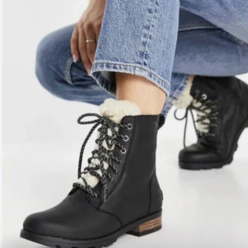 Sorel Emelie Short Lace Cozy Boots